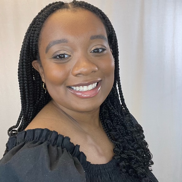 Meet your Posher, Gabriella🙋🏾‍♀️👗👸🏾✨💜 - Picture 3 of 4